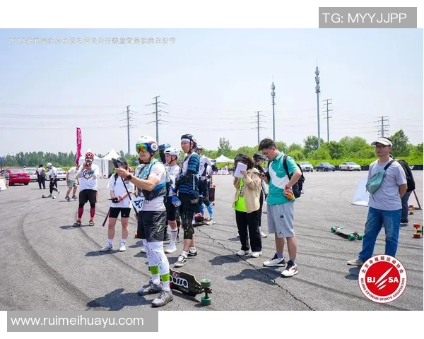 成都滑板队在城市马拉松中的战术表现与赛事点评分析